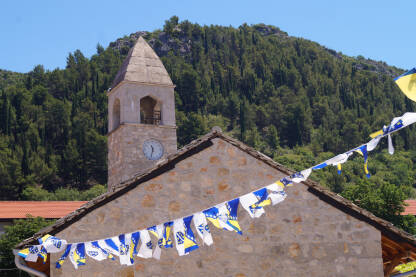Stolačka sahat-kula sa zastavicama Bosne i Hercegovine.