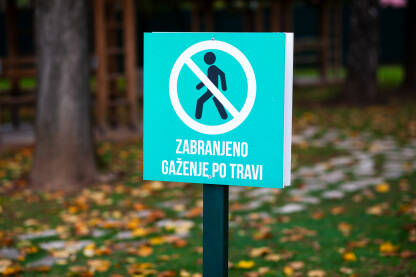 Znak zabrane gaženja trave.
Zabranjeno gaženja po travi.