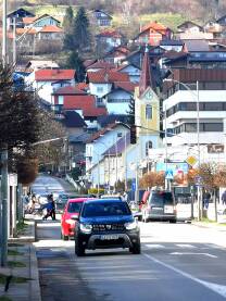 Pogled niz ulicu Svetog Save. Ulica Svetog Save se prostire centrom grada Doboja.