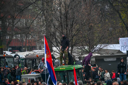 Studenti i građani traže pravdu za poginule tokom pada nadstrešnice u Novom Sadu. Studentski protest 15. marta 2025. godine. Maskirani muškarac stoji na traktoru.