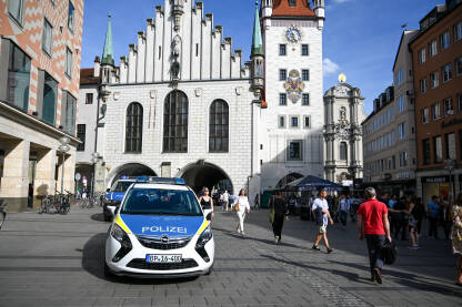 Minhen, Njemačka: Ljudi šetaju glavnim trgom u centru grada.