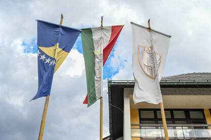 Jajce, BiH. Zastava grada Jajca, Srednjobosanskog kantona i Bosne i Hercegovine Jajce, BiH. Zastava grada Jajca, Srednjobosanskog kantona i Bosne i Hercegovine ispred Skupštine grada.