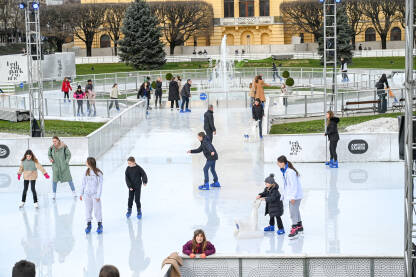 Ljudi se kližu na ledu. Zagreb, Hrvatska: Ljudi se kližu na ledu. Mladi na klizaljkama. Advent u Zagrebu. Klizači na ledu.