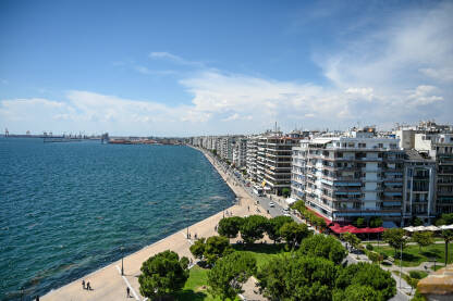 Solun, Grčka: Panoramski pogled na grad. Solun, Grčka: Panoramski pogled na grad. Zgrade u centru grada. Ljudi šetaju uz more. Thessaloniki.