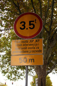 “Saobraćajni znak ograničenja mase: kružni znak s oznakom ‘3,5 t’, uz dodatnu ploču s izuzetkom za vozila JGP, JKP, hitne intervencije i dostavna vozila za hitne intervencije.