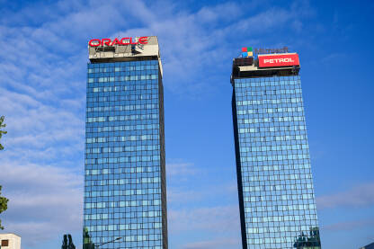 Oracle, Microsoft i Petrol natpisi na zgradi Neboderi u Sarajevu, BiH. Zgrade sa staklenom fasadom.