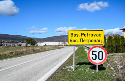 Tabla na ulazu u Bosanski Petrovac. Tabla na ulazu u Bosanski Petrovac, mjesto u zapadnoj BiH.