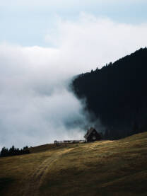 Selo u magli Fantastičan izlazak sunca na Prokoškom jezeru, gdje se kroz brzu maglu konstantno mijenja krajolik, a kolibe blistaju nekim inače sakrivenim sjajem.