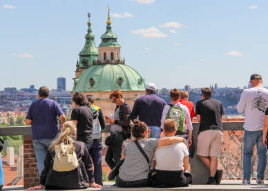 Turisti u Pragu "Zlatna"prijestonica Češke, Prag jedna je od omiljenih destinacija za turiste. Posebna atrakcija je Praški zamak koji, osim što je znamenitost sama za sebe, nudi pogled na cijeli grad.