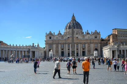Vatikan: Ljudi na Trgu svetog Petra. Bazilika Svetog Petra. Turisti istražuju Rim i Vatikan.