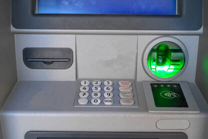 Bankomat Bankomat na ulici. Podizanje novca.