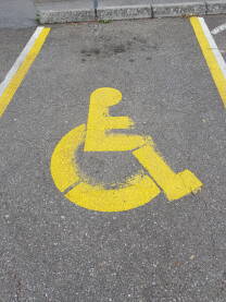 Parking mjesto za lica sa invaliditetom Označeno besplatno parking mjesto za lica sa invaliditetom