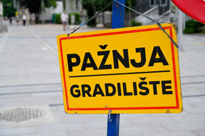 Znak: Pažnja, gradilište Znak: Pažnja, gradilište.