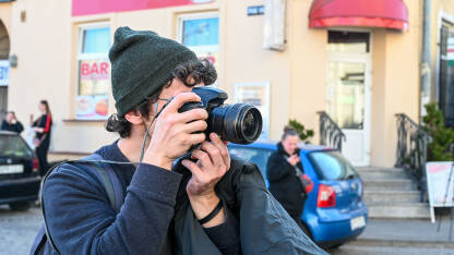 Fotograf snima fotografije na ulici. Novinar Fotograf snima fotografije na ulici. Novinar na poslu.