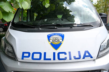 Policija Hrvatska. Auto policijskih snaga u Hrvatskoj. Policija Hrvatska. Auto policijskih snaga u Hrvatskoj. Grb i naziv hrvatske policije. Policijski kombi na ulici.