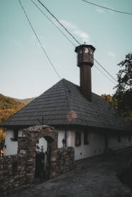 Džamija Sultana Mehmeda u Vranduku Mjesto Vranduk, udaljeno 10km od Zenice, najpoznatije je po tvrđavi koja se nalazi na stijeni iznad rijeke Bosne. Nešto manje poznata je džamija Sultana Mehmeda koja je izgrađena uz samu tvrđavu.