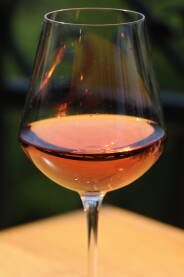 Čaša rose vina Rose, vinarija Pajić, Bukvik,Brčko Bosna i Hercegovina.