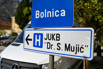 Kantonalna bolnica Mostar Dr. Safet Mujić. Kantonalna bolnica Mostar Dr. Safet Mujić. Znak ispred ulaza u bolnicu.