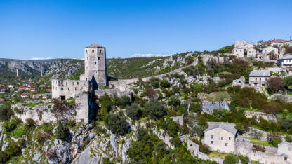 Počitelj, BiH. Srednjovjekovna tvrđava, zidine i kamene kuće u gradu, snimak dronom.