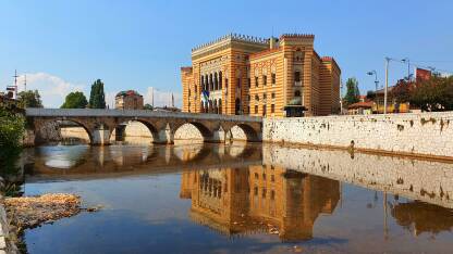 Odraz sarajevske Vijećnice u rijeci Miljacki.