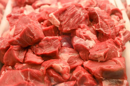 Svježe meso u mesari. Izrezano goveđe meso izloženo na pijaci.