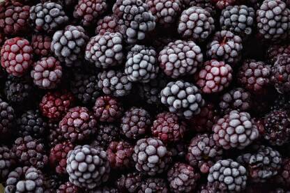 Smrznute maline i kupine.