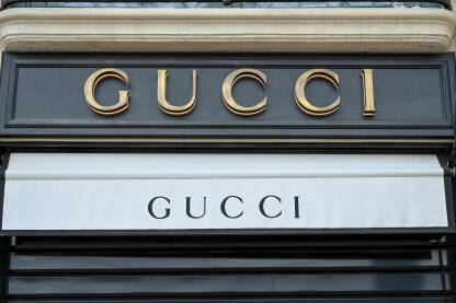 Gucci logo na prodavnici. Gucci logo na prodavnici u Parizu, Francuska.