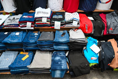 Prodaja muških hlača na pijaci Prodaja muških hlača na pijaci. Pantalone i šorcevi.