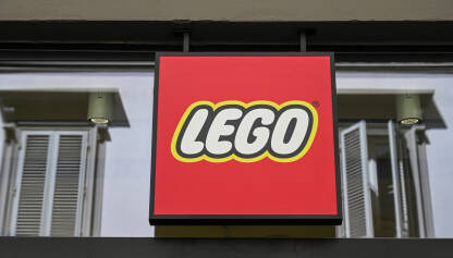 LEGO simbol na trgovini. LEGO simbol na trgovini. Lego znak. LEGO je danski proizvođač dječjih igračaka