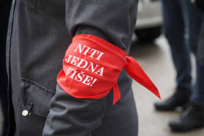 Femicid, natpis Niti jedna više Crvena traka sa natpisom "Niti jedna više", na protestu zbog niskih kazni za ubistvo žene.
Fotografija besplatna za medijsku upotrebu, komercijalno korištenje zabranjeno.
Autorka: Alma Hasanović