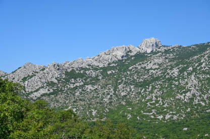 AK1_0767 Planinski pejzaž ljeti. Kamen i stene. Nacionalni park Paklenica, Velebit, Hrvatska.