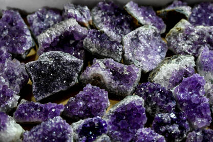 Ametist. Kristali i minerali izloženi na sajmu. Krupni plan kristala.