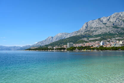 Jadransko more u Makarskoj Makarska, Hrvatska. Jadransko more ljeti i planina Biokovo.