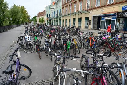 Mnogo bicikla parkiranih u gradu. Parking za bicikle. Mnogo bicikla parkiranih u gradu. Bicikl kao efikasno i jeftino prevozno sredstvo u gradu. Parking za bicikle. Biciklizam u gradu.