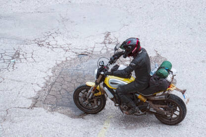 Motociklista na žutom motoru