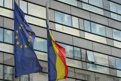 Rumunska zastava postavljena pored EU zastave.