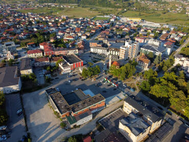 Panoramski snimak Velike Kladuše s kućama i zgradama. Snimak dronom mjesta Velika Kladuša.