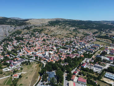 Grad Livno, BiH, snimak dronom. Grad Livno, BiH, snimak dronom. Panorama Livna. Zgrade, kuće i ulice.