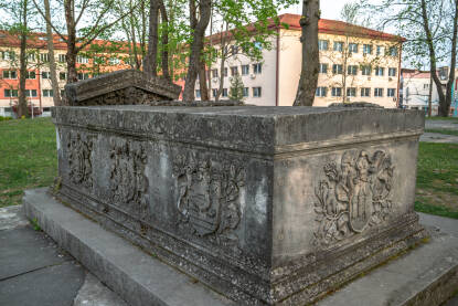 Bihaćki sarkofag Bihaćki sarkofag u centru grada koji se nalazi na platou crkve svetog Antuna.