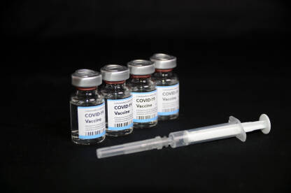 Vakcinacija protiv Covid-19. Boca sa cjepivom i šprica. Koronavirus. Vakcinacija protiv Covid-19. Boca sa cjepivom i šprica. Imunizacija. Pandemija koronavirusa. Bočice cjepiva.
