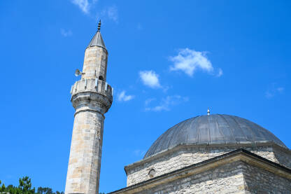 AK1_3789 Džamija, minaret i sahat-kula. Kamena džamija sagrađena u osmanskom periodu. Islamska arhitektura. Džamija Hadži Ahmeta Dukatara, Dukatareva džamija ili Glavica džamija. Livno, BiH.