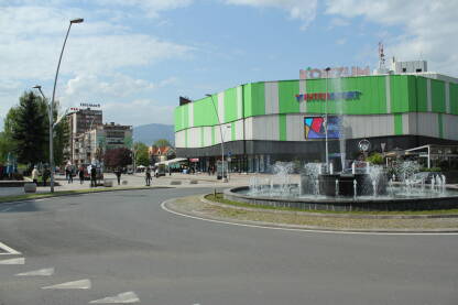 Zenica, Bosanka trg, fontana i robna kuca Bosanka u Zenici