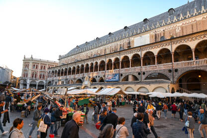 Padova, Italija Padova, Italija: Ljudi na trgu. Gradska tržnica. Palazzo della Ragione je srednjovjekovna tržnica i gradska vijećnica.