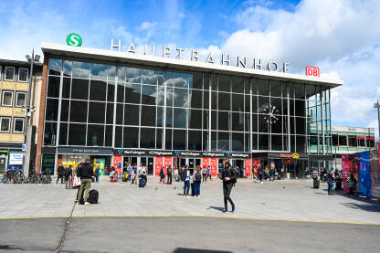 Köln, Njemačka: Putnici ispred željezničke stanice. Turisti u gradu.