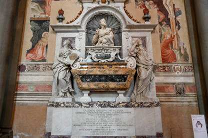 Monumentalna grobnica Galilea Galileja u Firenci. Firenca, Italija: Monumentalna grobnica Galilea Galileja u bazilici Santa Croce. Galileo Galilei je bio italijanski matematičar, fizičar, astronom i pronalazač.