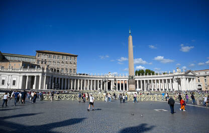 Vatikan: Ljudi na trgu svetog Petra.  trgu. Turisti istražuju Vatikan.
