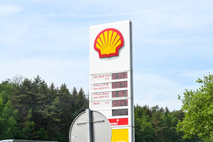 Benzinska pumpa sa cijenama goriva Strazbur, Francuska: Shell benzinska pumpa sa cijenama goriva. Rekordno visoke cijene benzina i dizela u Evropi.