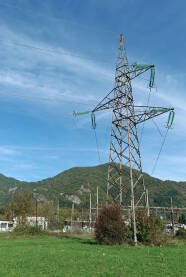 Visokonaponski dalekovodni stub Prijenos električne energije. Visokonaponski dalekovodi. Električna trafostanica.