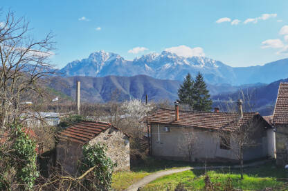 Stare kuće u naselju. Jelačići su naseljeno mjesto u općini Jablanica, BiH. Planina Prenj u pozadini.