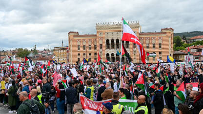 Protest podrške palestinskom narodu. Podrška narodu Gaze. Protest podrške palestinskom narodu u Sarajevu, BiH. Protest solidarnosti. Ljudi na demonstracijama sa zastavama Palestine i transparentima. Podrška narodu Gaze.
